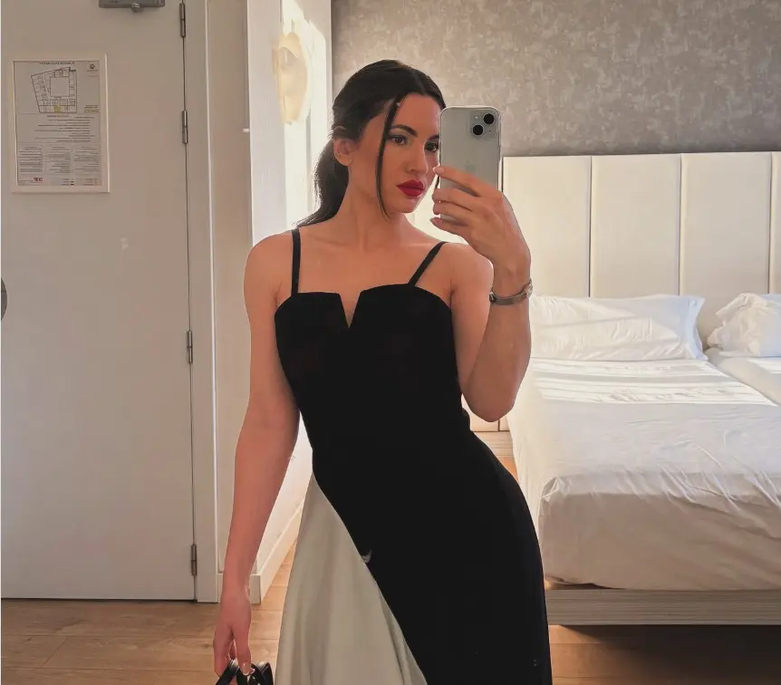 Con más de 400 mil seguidores en Instagram, comparte aspectos de su vida cotidiana, viajes y proyectos profesionales, consolidando una imagen cercana que complementa su trayectoria internacional.<br>