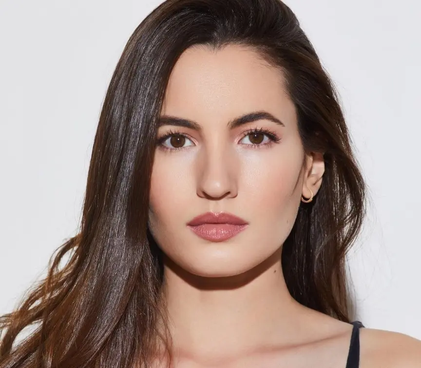 Dio el salto a la televisión internacional como parte del elenco principal de 'Las crónicas de Shannara', serie de MTV en la que interpretó a Eretria durante dos temporadas.