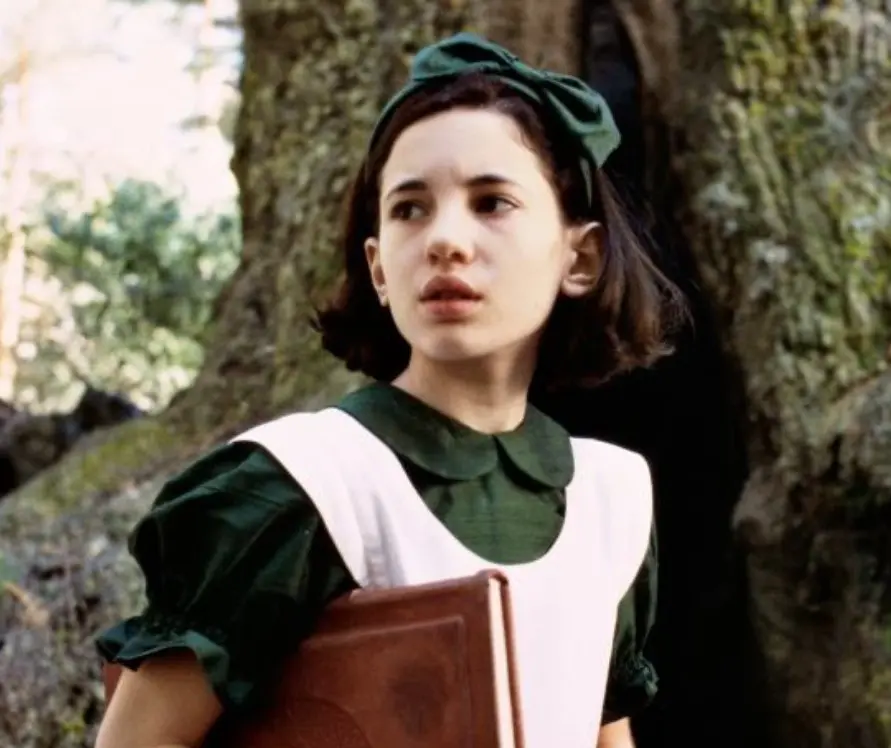 La historia se sitúa en 1944, en España, y sigue a una niña llamada Ofelia que vive con su madre enferma y su padrastro, que es soldado. Mientras explora un laberinto, conoce a un fauno que le dice que ella es una legendaria princesa y debe cumplir tres tareas para conseguir la inmortalidad.