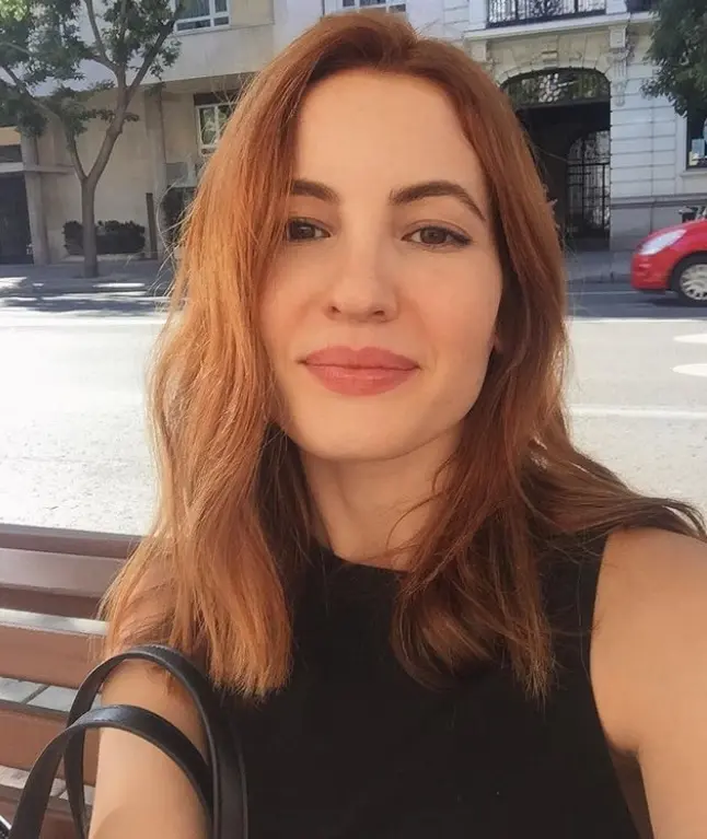 Continuó explorando el suspenso psicológico en 'Mi otro yo', donde trabajó junto a Sophie Turner y Jonathan Rhys Meyers, ampliando su presencia en el mercado angloparlante.