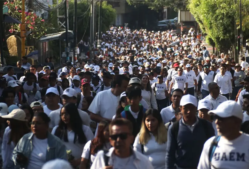 Durante el mitin se realizó un pase de lista; cuando se pronunció su nombre, la respuesta fue un grito que retumbó en el centro de la ciudad: "¡Presente! y ¡Justicia!". Durante el mitin se realizó un pase de lista; cuando se pronunció su nombre, la respuesta fue un grito que retumbó en el centro de la ciudad: "¡Presente! y ¡Justicia!".