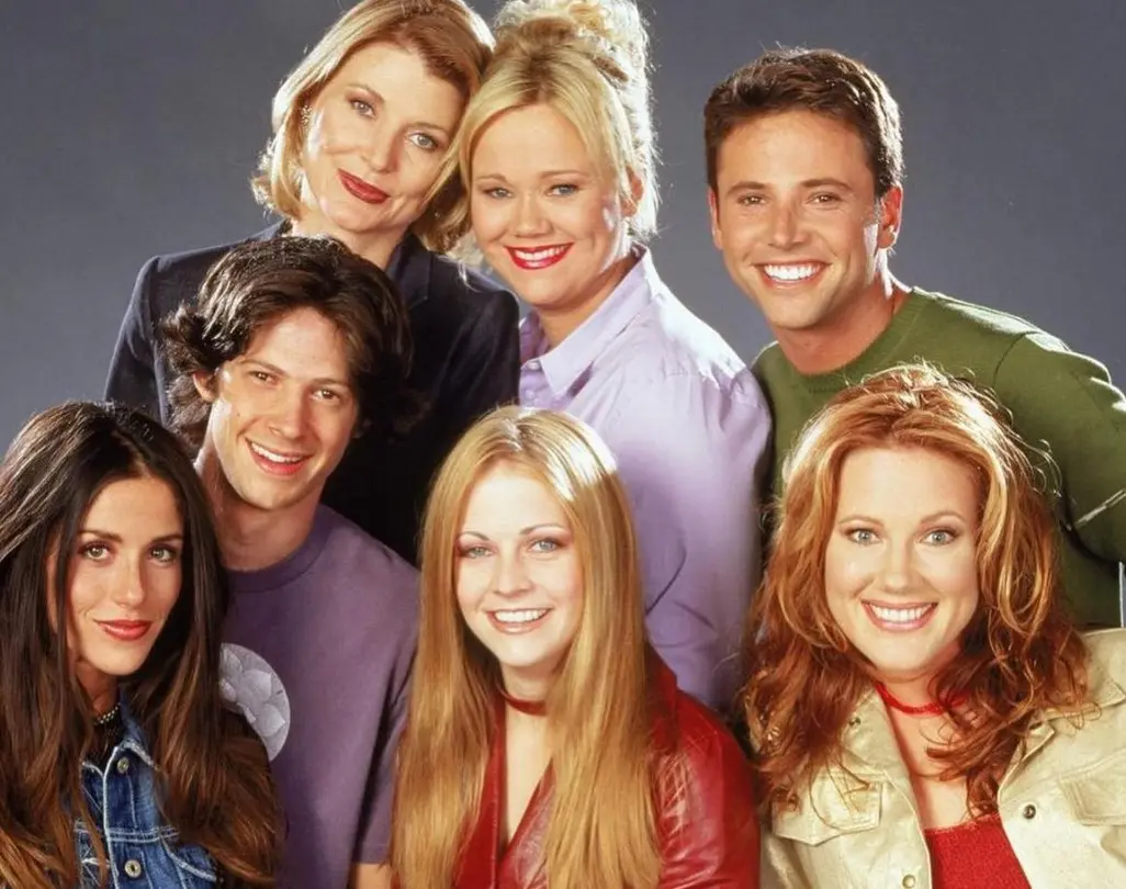 Al mismo tiempo, Sabrina tiene que lidiar con problemas comunes de la adolescencia como tener novio e ir a la universidad. Al mismo tiempo, Sabrina tiene que lidiar con problemas comunes de la adolescencia como tener novio e ir a la universidad.