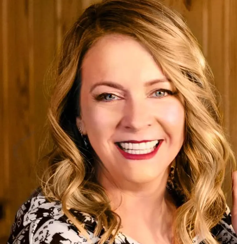 También ha explorado la dirección al ponerse detrás de cámaras en episodios de 'Young Sheldon' y 'The Goldbergs', ampliando su perfil creativo en la industria. También ha explorado la dirección al ponerse detrás de cámaras en episodios de 'Young Sheldon' y 'The Goldbergs', ampliando su perfil creativo en la industria.