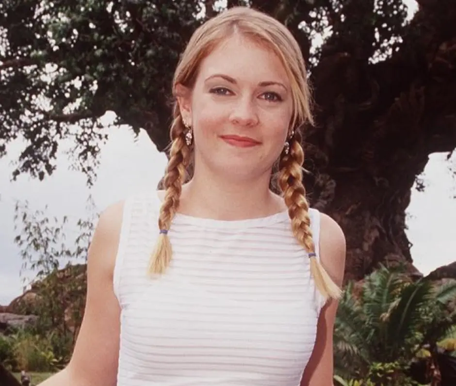 Tras la revelación, Sabrina tiene que aprender a usar sus poderes con ayuda de sus tías, quienes también son brujas, y su gato Salem. Tras la revelación, Sabrina tiene que aprender a usar sus poderes con ayuda de sus tías, quienes también son brujas, y su gato Salem.