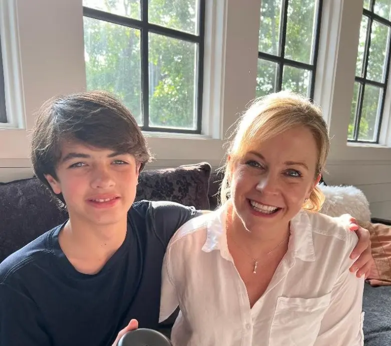 Melissa Joan Hart nació el 18 de abril de 1976 en Smithtown y creció en Sayville, dentro de una familia numerosa con varios hermanos que también incursionaron en la actuación. Melissa Joan Hart nació el 18 de abril de 1976 en Smithtown y creció en Sayville, dentro de una familia numerosa con varios hermanos que también incursionaron en la actuación.