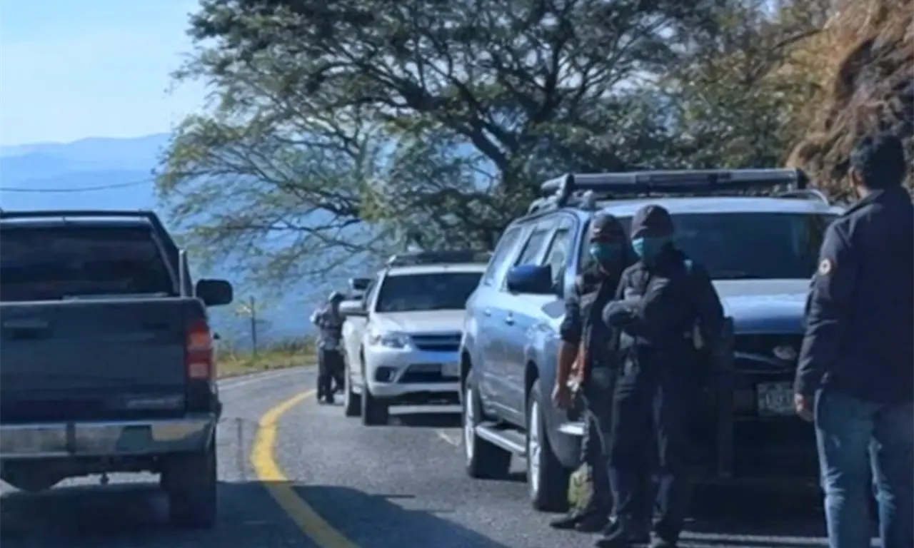  Las investigaciones iniciales apuntan a que hombres armados interceptaron el vehículo, obligaron a descender a sus ocupantes y les dispararon a corta distancia. 