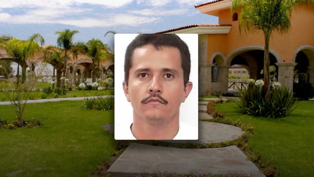  La sepultura del líder del CJNG fue cubierta por decenas de coronas y flores. 