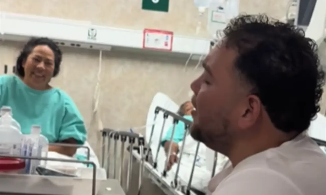  Por algunos minutos, el área de urgencias dejó de sentirse como territorio de incertidumbre y se transformó en un pequeño escenario íntimo. 