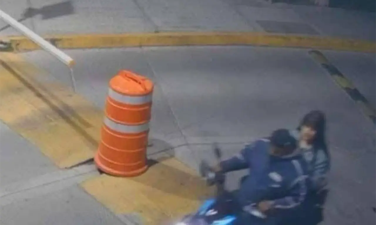  El reloj marcaba las 23:10 horas cuando la imagen quedó fija: Ana Karen sube como pasajera detrás de un hombre con chamarra azul con detalles grises y gorra negra 