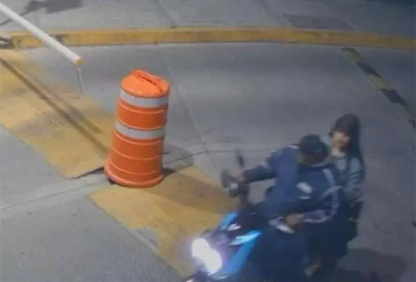 El reloj marcaba las 23:10 horas cuando la imagen qued&oacute; fija: Ana Karen sube como pasajera detr&aacute;s de un hombre con chamarra azul con detalles grises y gorra negra