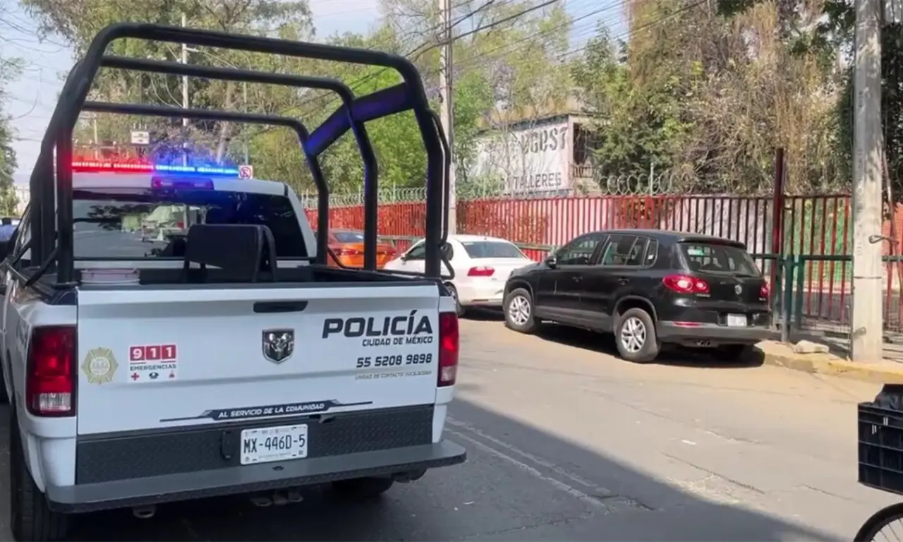 Alumno amenaza a compañero con arma en escuela de CDMX; padres lo entregan a autoridades 