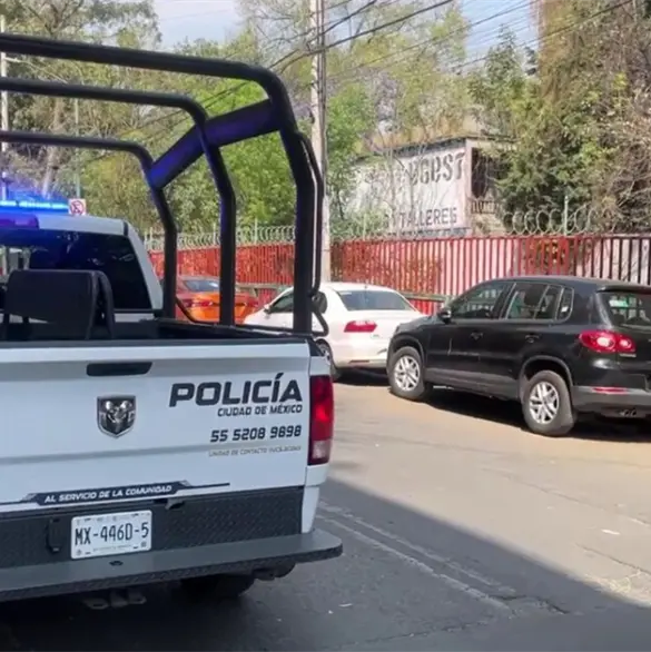 Alumno amenaza a compa&ntilde;ero con arma en escuela de CDMX; padres lo entregan a autoridades
