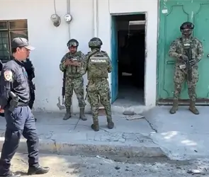 Casa en Ecatepec ocultaba uniformes falsos del Ej&eacute;rcito, Marina y polic&iacute;as que eran vendidos a criminales