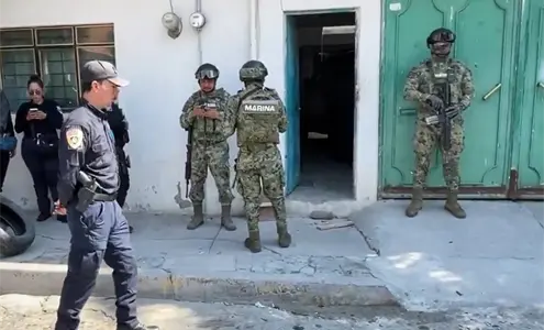 Casa en Ecatepec ocultaba uniformes falsos del Ej&eacute;rcito, Marina y polic&iacute;as que eran vendidos a criminales