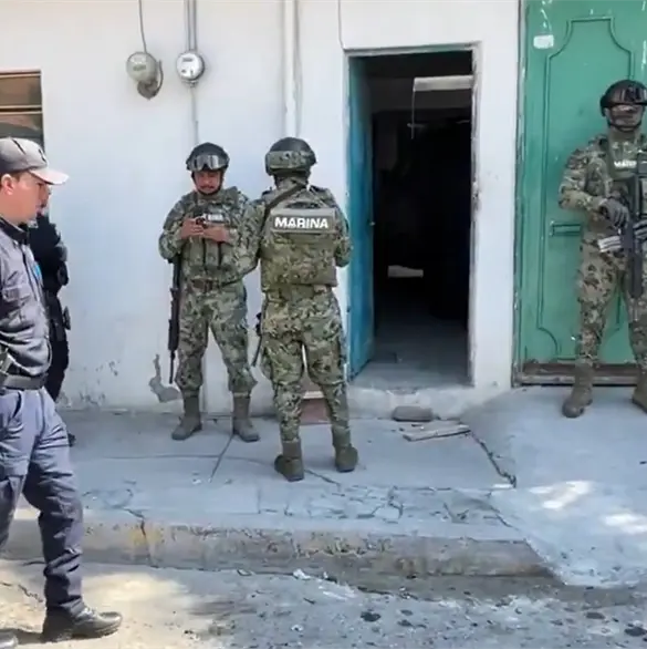 Casa en Ecatepec ocultaba uniformes falsos del Ej&eacute;rcito, Marina y polic&iacute;as que eran vendidos a criminales