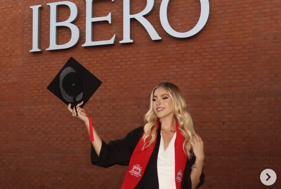 Continúa realizando viajes por el mundo, los cuales presume en sus redes sociales.