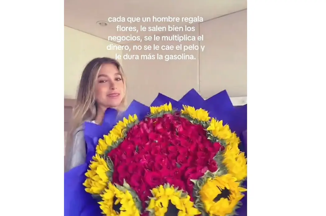 Se desconoce si ya tiene una nueva pareja, pero el 14 de febrero presumió un arreglo floral que le mandaron.<br>