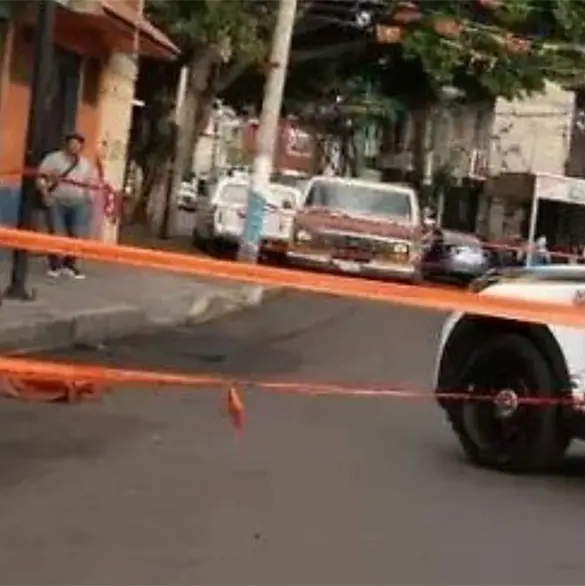 Por un terreno: asesinan a mujer dentro de camioneta y dejan a su hija herida en Iztapalapa