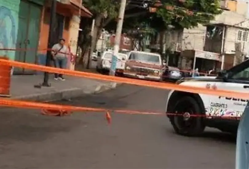 Por un terreno: asesinan a mujer dentro de camioneta y dejan a su hija herida en Iztapalapa