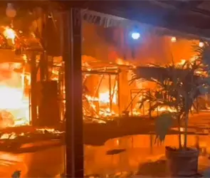 Terror en Puerto Escondido: incendio destruye decenas de restaurantes en Punta Zicatela