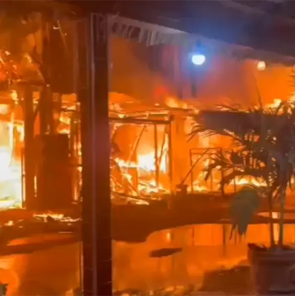 Terror en Puerto Escondido: incendio destruye decenas de restaurantes en Punta Zicatela