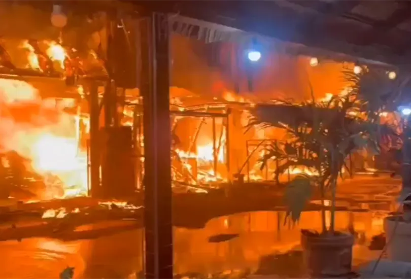 Incendio destruye decenas de restaurantes en Punta Zicatela