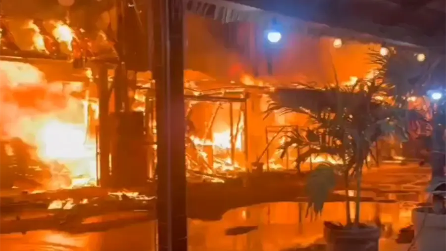 Terror en Puerto Escondido: incendio destruye decenas de restaurantes en Punta Zicatela