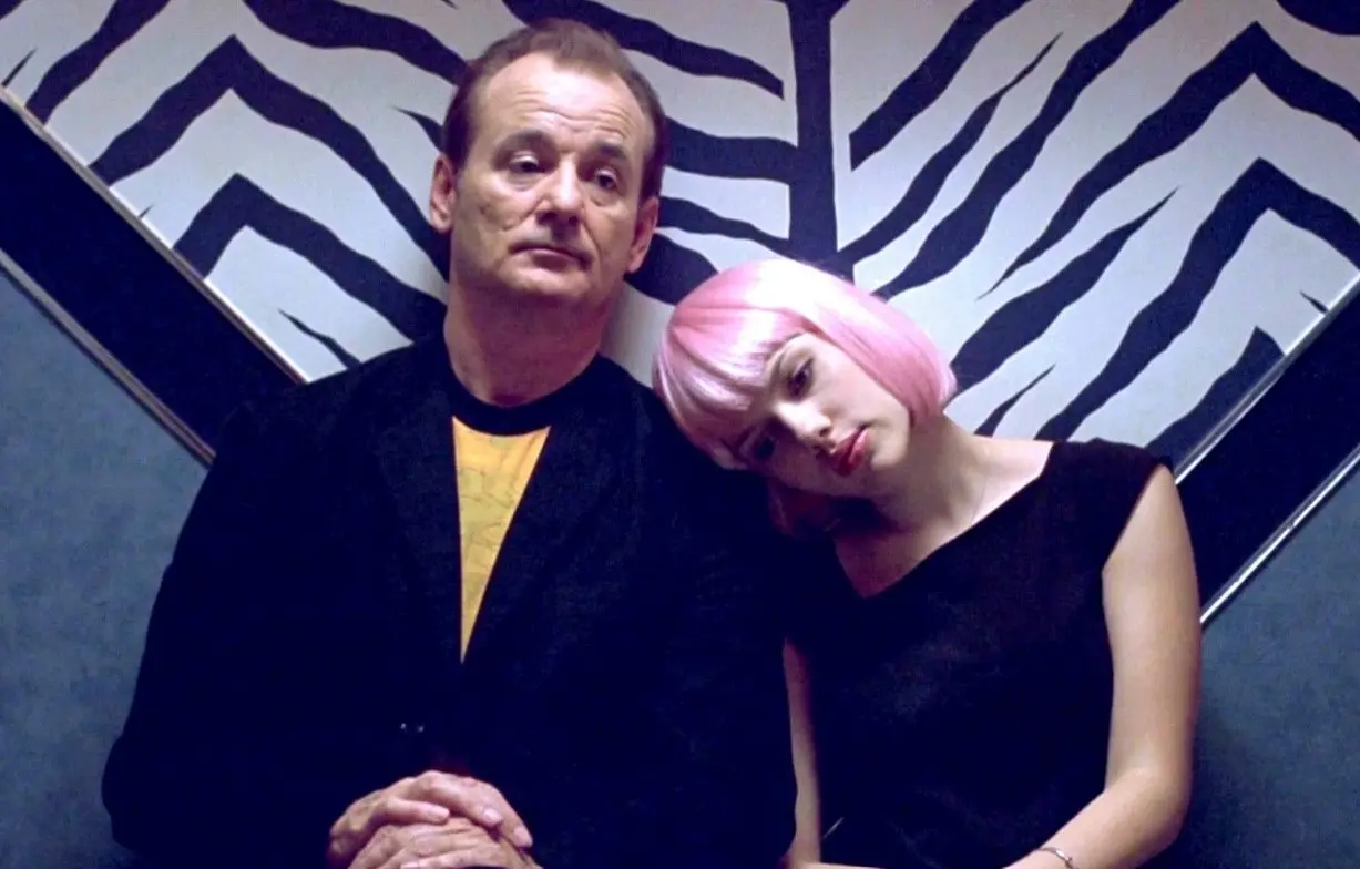 La historia sigue a un actor estadounidense en decadencia y a una joven que se sienten perdidos durante un viaje a Tokio y desarrollan una inesperada conexión emocional. La película tuvo un presupuesto aproximado de 4 millones de dólares y logró recaudar cerca de 119 millones de dólares en taquilla. Además, ganó el premio Oscar a Mejor guion original.