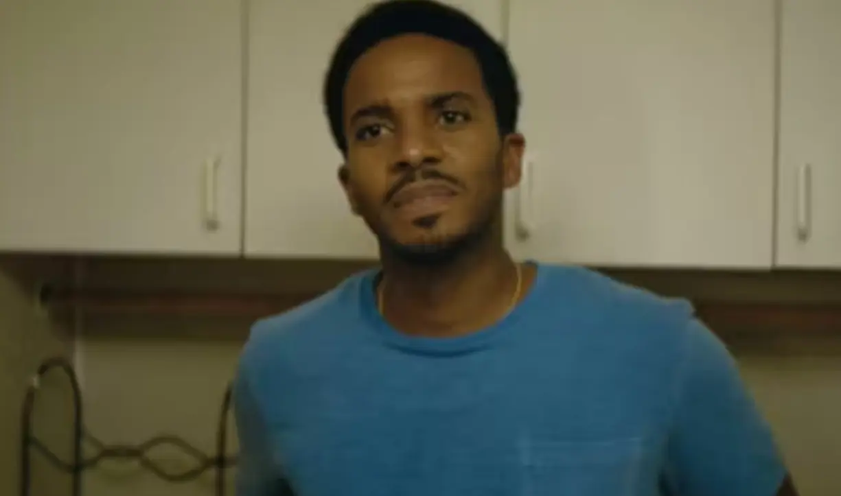 Este drama sigue la vida de Chiron, un joven afroamericano que crece en un barrio difícil de Miami mientras intenta encontrar su identidad y su lugar en el mundo. La película tuvo un presupuesto aproximado de 1.5 millones de dólares y recaudó cerca de 65 millones de dólares en taquilla. Además, ganó tres premios Oscar: Mejor película, Mejor guion adaptado y Mejor actor de reparto.