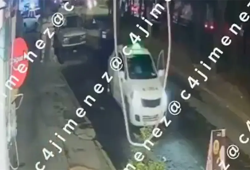 Polic&iacute;as empujan taxi con dos muertos para sacarlo de CDMX