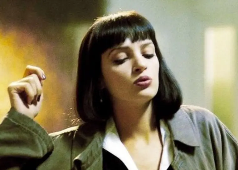 La icónica película de Quentin Tarantino presenta varias historias entrelazadas dentro del mundo criminal de Los Ángeles, con personajes memorables y diálogos que marcaron al cine de los años noventa. La película tuvo un presupuesto aproximado de 8 millones de dólares y logró recaudar más de 213 millones de dólares en taquilla. Además, ganó el premio Oscar a Mejor guion original.