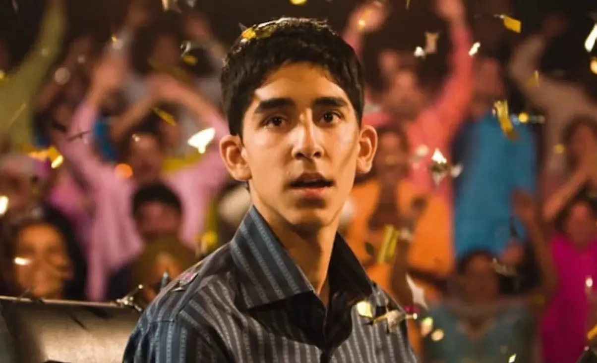 La historia sigue a Jamal Malik, un joven de los barrios pobres de Mumbai que participa en el programa “¿Quién quiere ser millonario?” y sorprende a todos al responder correctamente a cada pregunta gracias a las experiencias de su propia vida. La película contó con un presupuesto aproximado de 15 millones de dólares y logró recaudar más de 378 millones de dólares. También ganó ocho premios Oscar, entre ellos Mejor película y Mejor director.