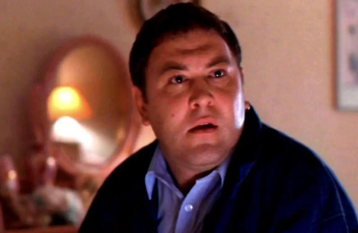 La comedia británica narra la historia de un grupo de hombres desempleados que deciden formar un espectáculo  para ganar dinero, lo que da lugar a situaciones divertidas pero también reflexiones sobre la crisis económica y la autoestima. La película tuvo un presupuesto aproximado de 3.5 millones de dólares y logró recaudar alrededor de 258 millones de dólares en taquilla. Además, ganó el premio Oscar a Mejor banda sonora original.