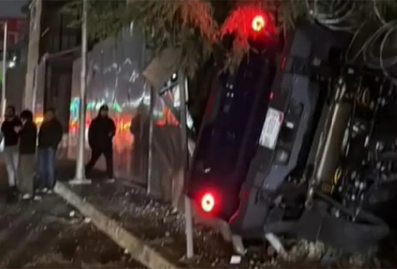 Camioneta de lujo arrolla y mata a motociclista en V&iacute;a Atlixc&aacute;yotl