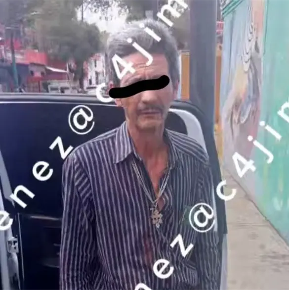 VIDEO: Taxista embiste y arrastra a polic&iacute;a tras intentar huir del Alcohol&iacute;metro en CDMX