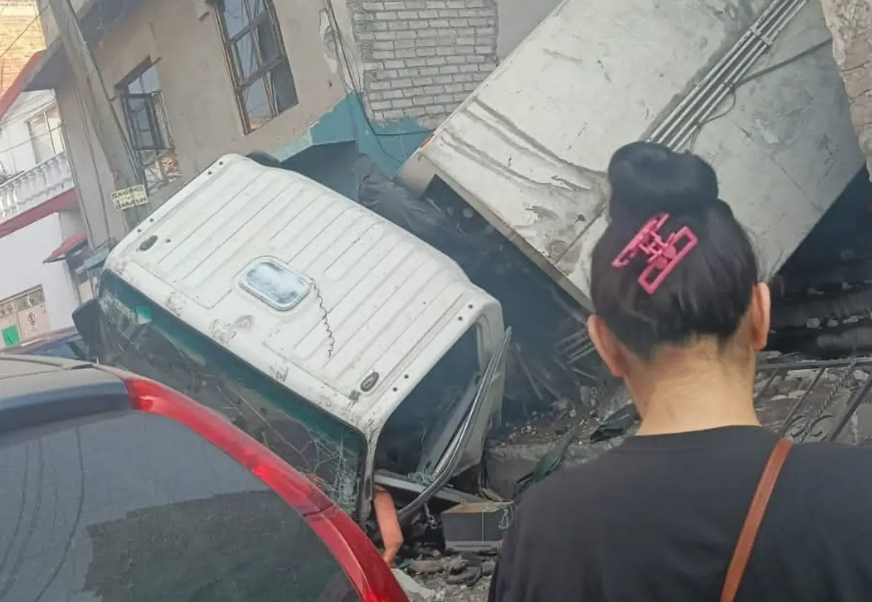  El camionero perdió el control y mató a una mujer. 