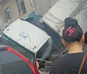 Momento exacto en que cami&oacute;n se queda sin frenos, cae al vac&iacute;o y mata a mujer