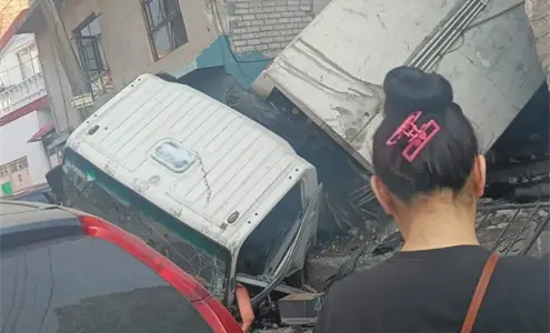 Momento exacto en que cami&oacute;n se queda sin frenos, cae al vac&iacute;o y mata a mujer