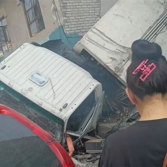 Momento exacto en que cami&oacute;n se queda sin frenos, cae al vac&iacute;o y mata a mujer
