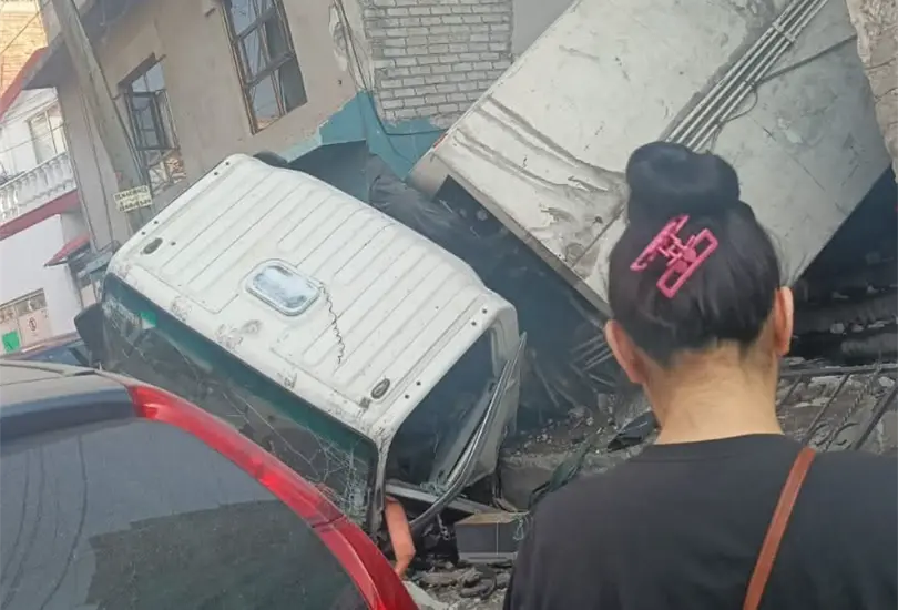 El camionero perdió el control y mató a una mujer.