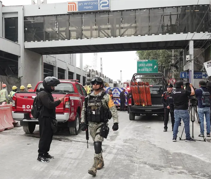 Colapsa edificio en San Antonio Abad; buscan a trabajadores bajo escombros