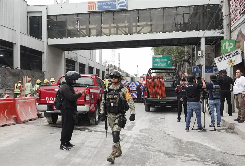 Colapsa edificio en San Antonio Abad; buscan a trabajadores bajo escombros