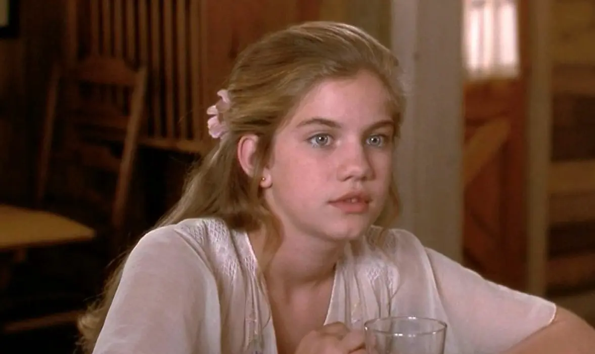 Anna Chlumsky nació el 3 de diciembre de 1980 en Chicago, Illinois, Estados Unidos, en una familia relacionada con el mundo artístico, lo que influyó en su interés por el espectáculo desde pequeña.