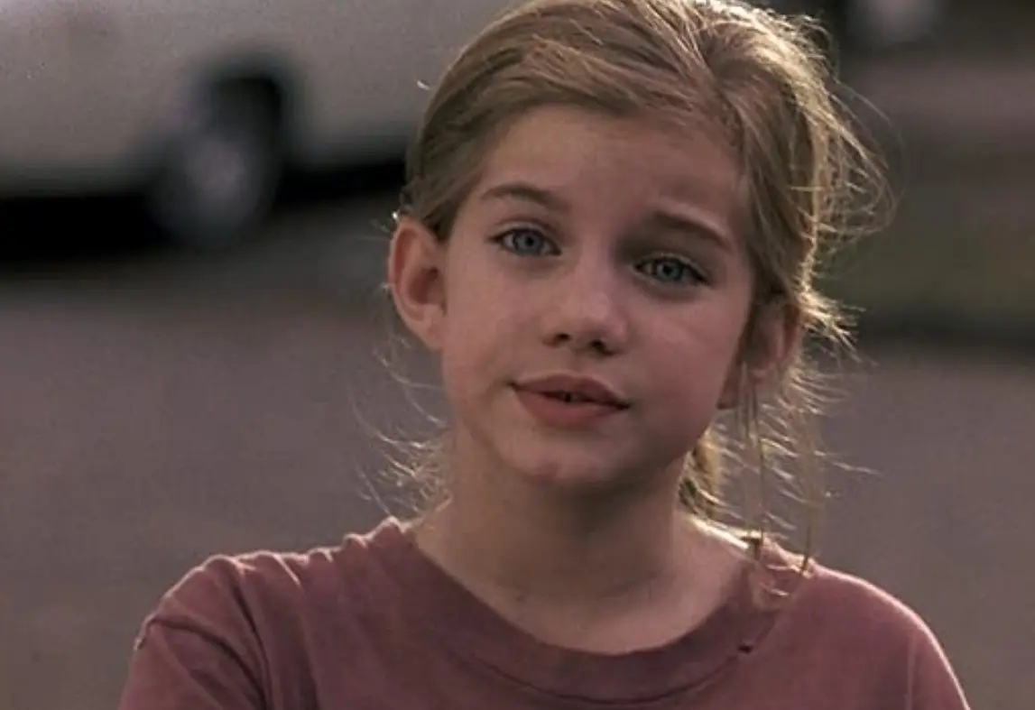 En la historia, su personaje desarrolla una profunda amistad con Thomas J. Sennett, un chico tímido que es alérgico a todo y está enamorado de ella.