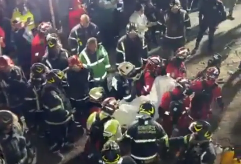 Tras varias horas de trabajo entre los escombros, los rescatistas consiguieron recuperar el cuerpo.