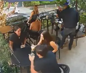 Con pistola en mano: captan asalto a clientes de restaurante en Lomas de Chapultepec