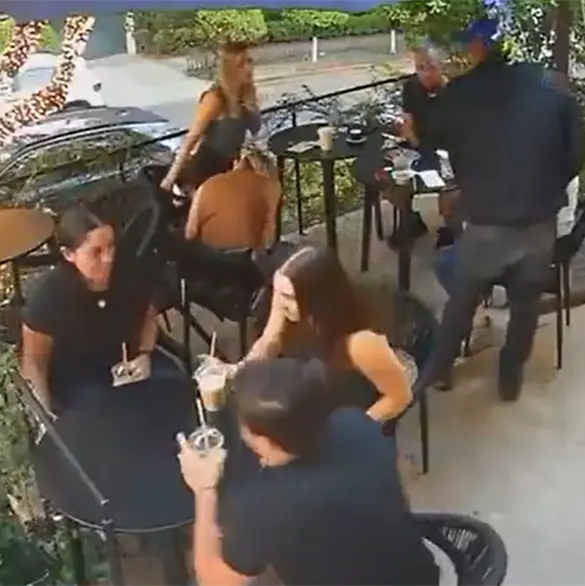 Con pistola en mano: captan asalto a clientes de restaurante en Lomas de Chapultepec