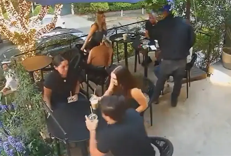 Con pistola en mano: captan asalto a clientes de restaurante en Lomas de Chapultepec