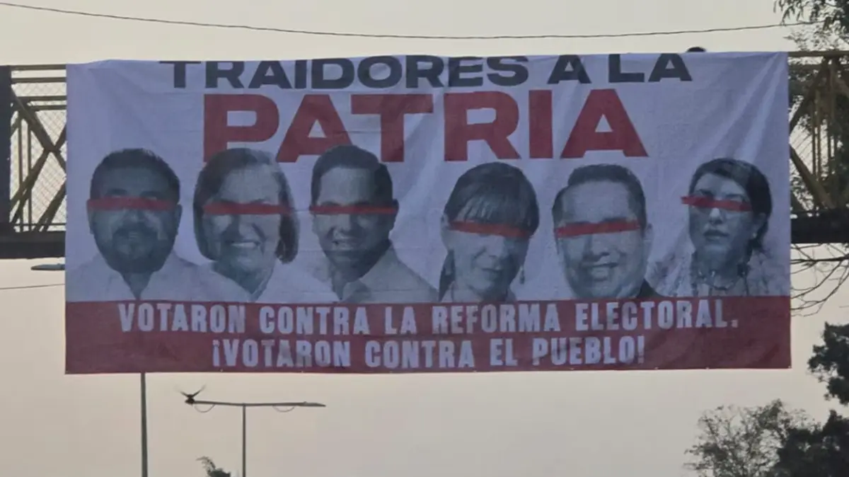  Las lonas fueron colocadas para exhibir a los diputados que votaron contra la reforma electoral. 