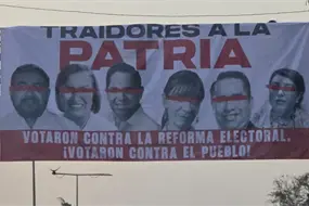 Con lonas, exhiben a diputados que votaron contra la Reforma Electoral